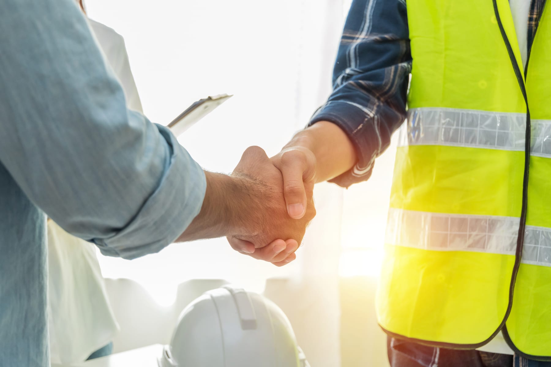 Poignée de main entre le Groupe Rolaix et un client sur un chantier